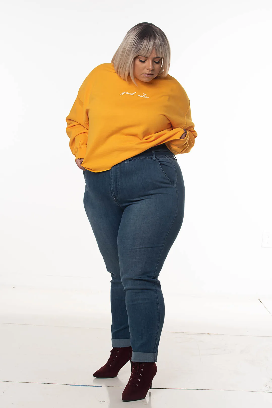 GOOD VIBES CROP SWEATSHIRT | CURVY |
