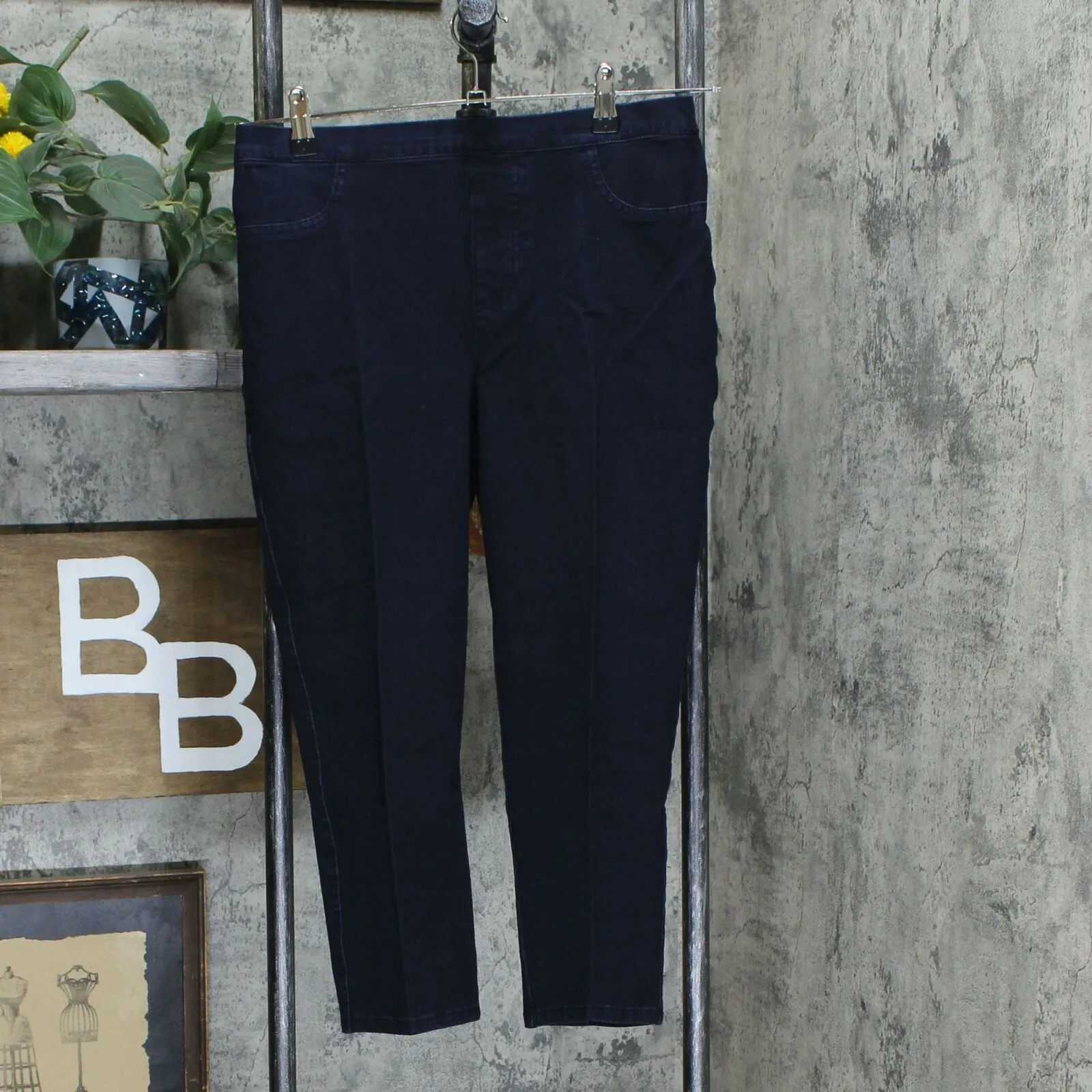 Isaac Mizrahi Live! Petite Pull On 24/7 Stretch Denim Crop Jeans