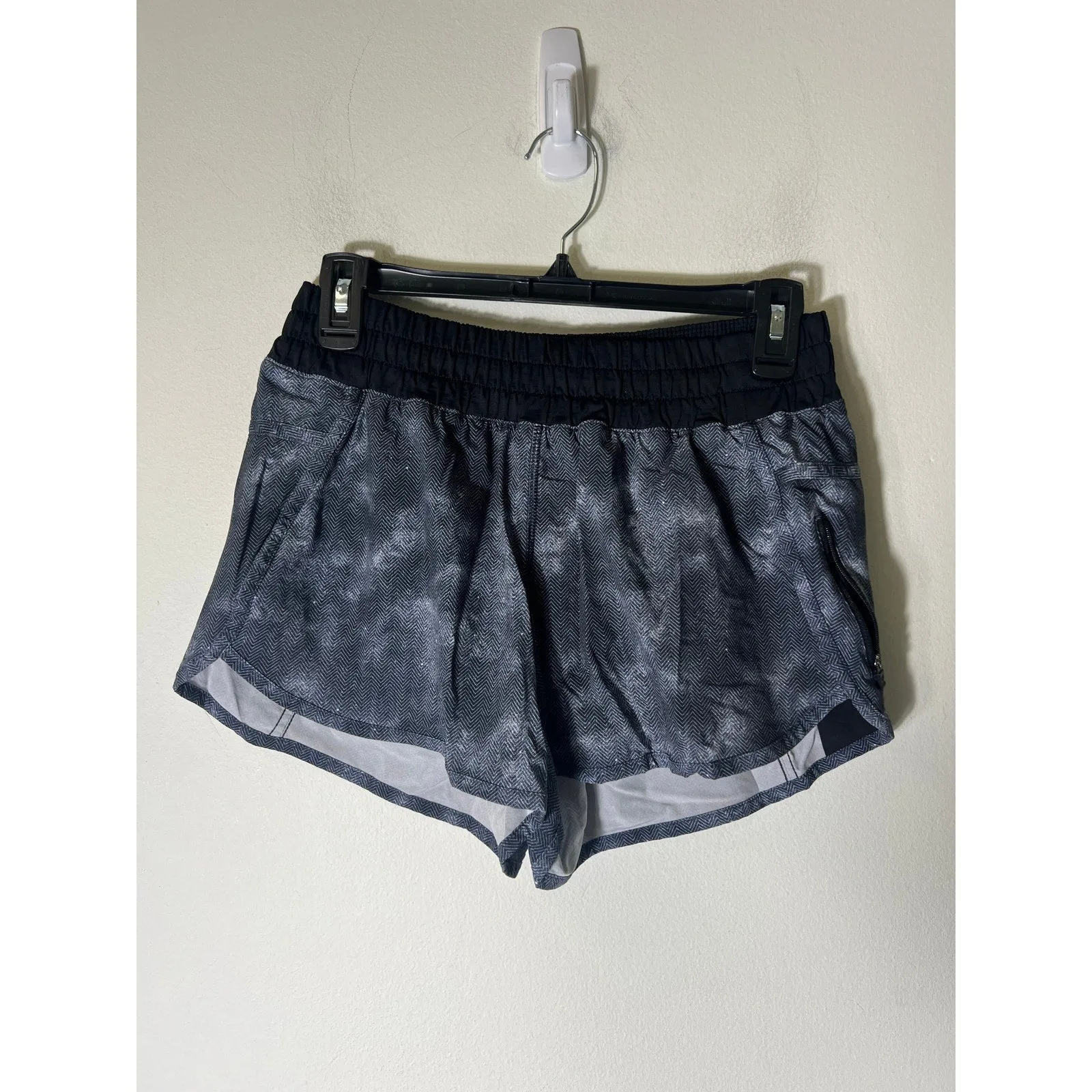 Lululemon Black White Gray Athletic Shorts Sz 8