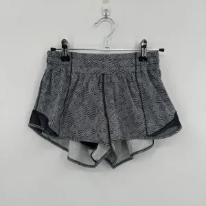 Lululemon Hotty Hot Seaweeze Shorts in Black/White 2.5&quot; Inseam Size 4