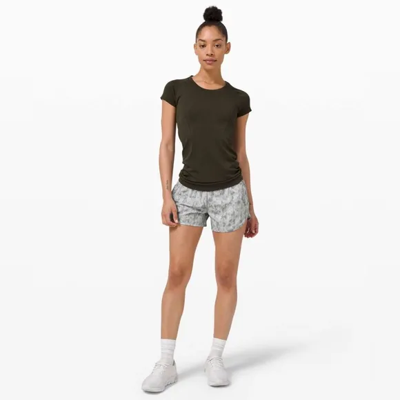 Lululemon Tracker Short V 4&quot; in City Breeze Alpine White Multi Size 6