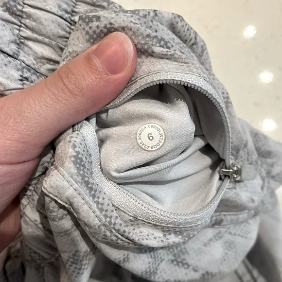 Lululemon Tracker Short V 4&quot; in City Breeze Alpine White Multi Size 6