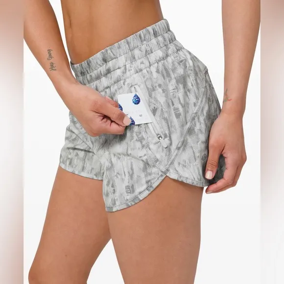 Lululemon Tracker Short V 4&quot; in City Breeze Alpine White Multi Size 6