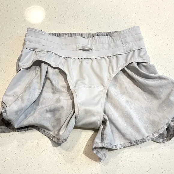 Lululemon Tracker Short V 4&quot; in City Breeze Alpine White Multi Size 6