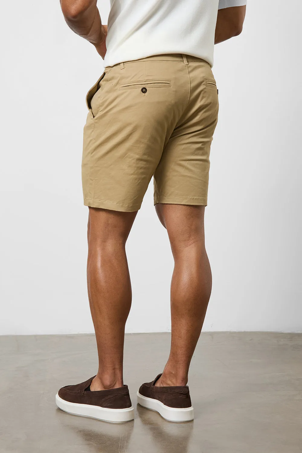 Muscle Fit Chino Shorts in Dark Sand