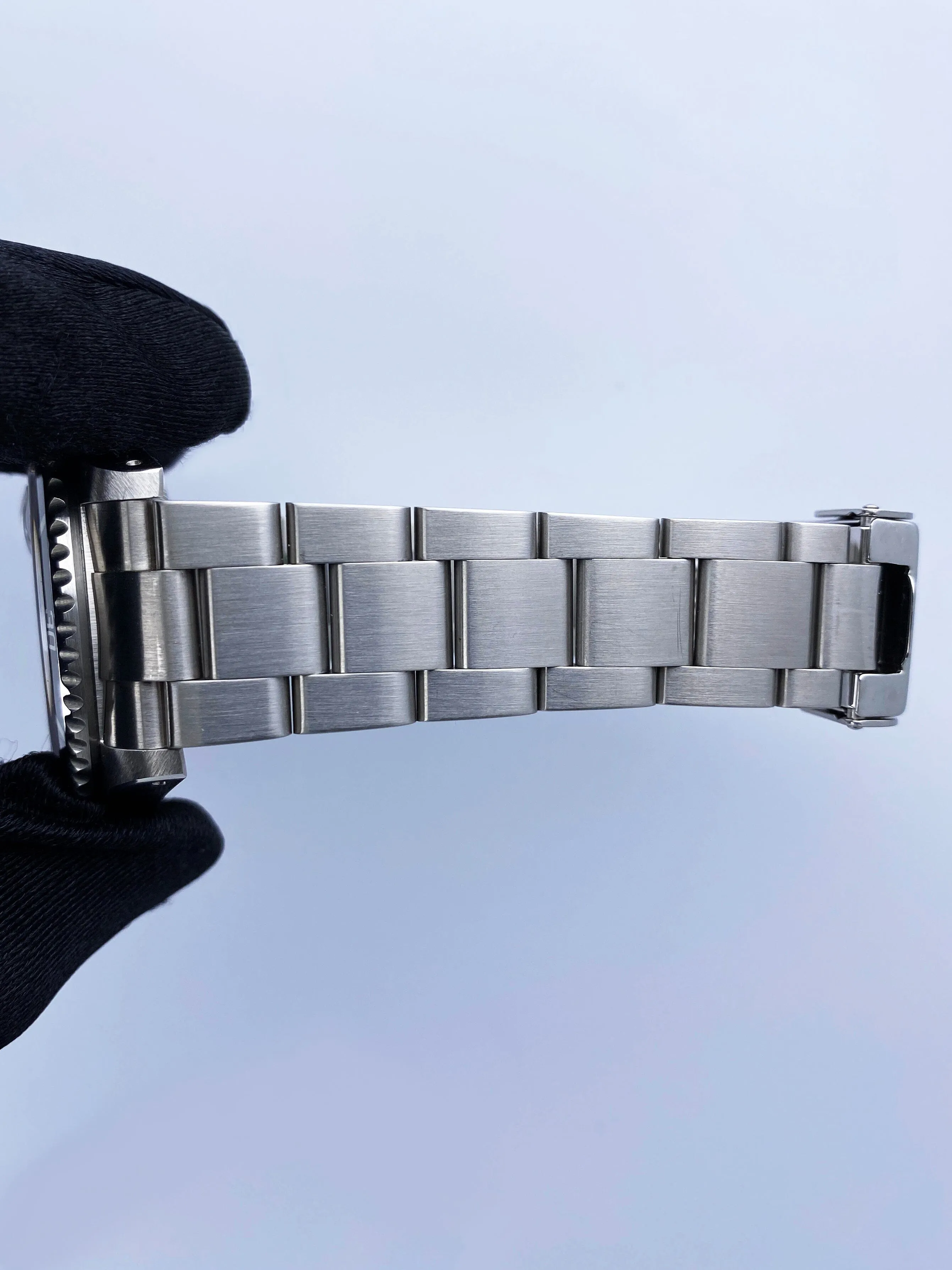 Rolex Submariner Date 16610 Mens Watch Box Papers