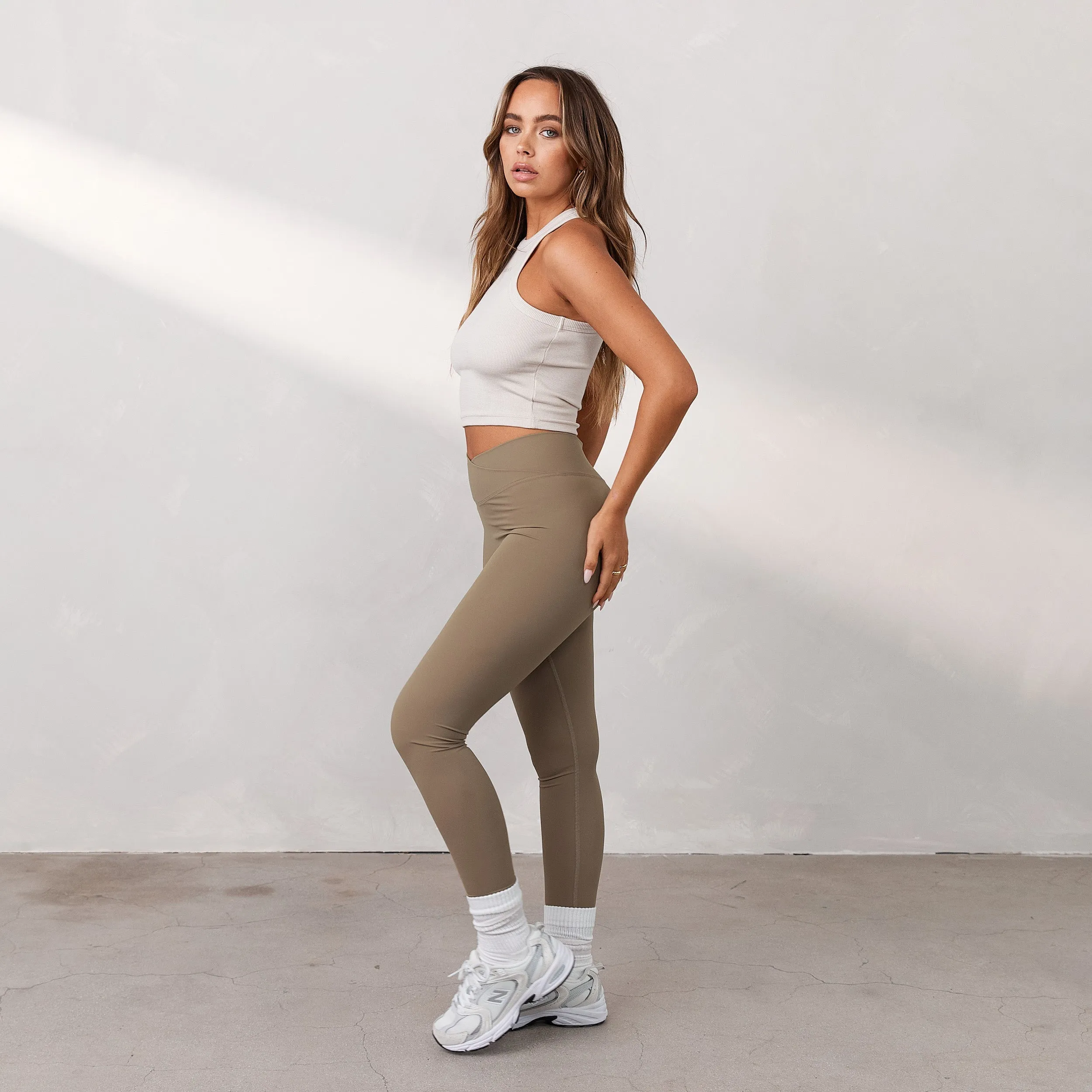 Silhouette Crossover Leggings - Dune de Sable