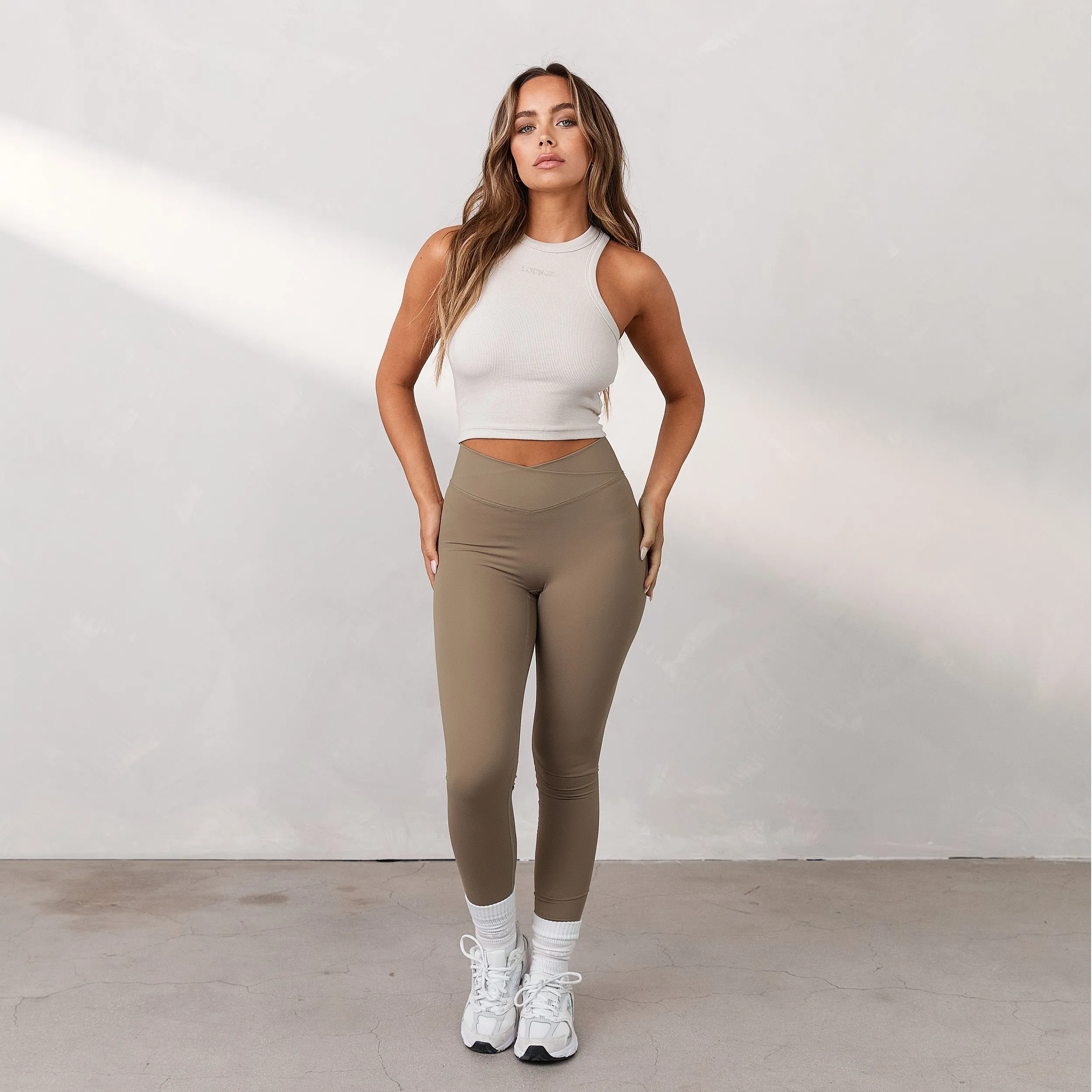 Silhouette Crossover Leggings - Dune de Sable