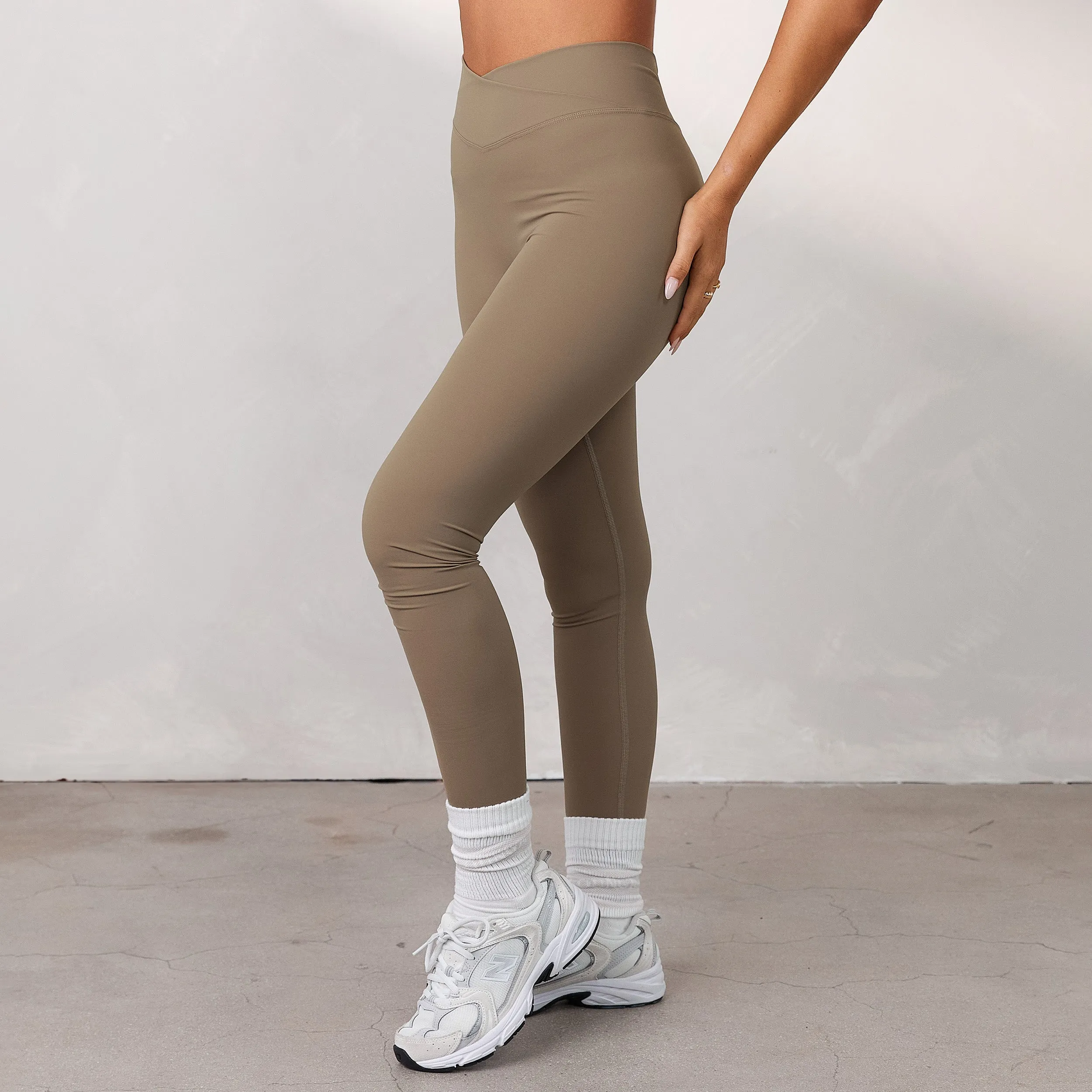Silhouette Crossover Leggings - Dune de Sable