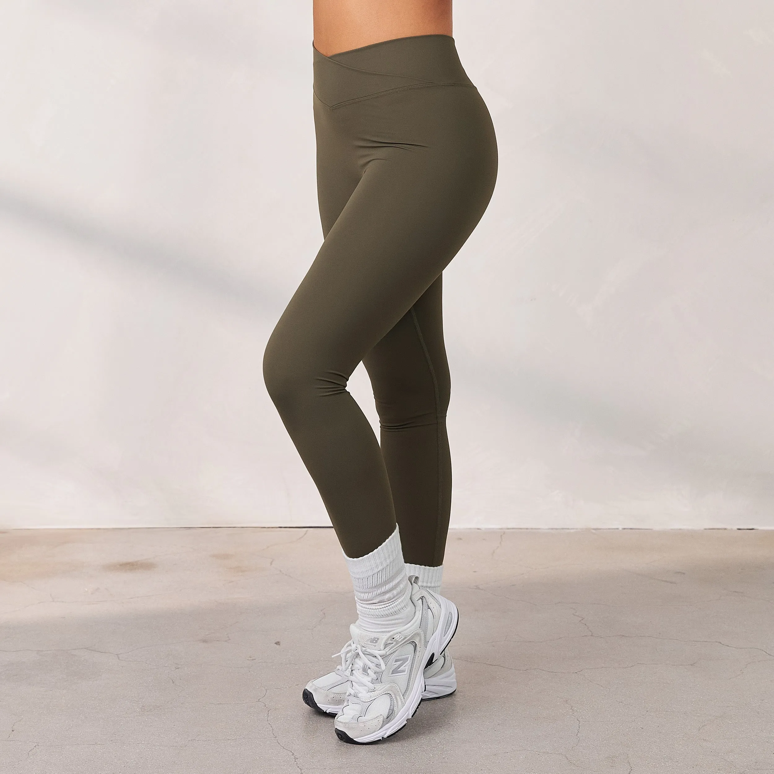 Silhouette Crossover Leggings - Rocher