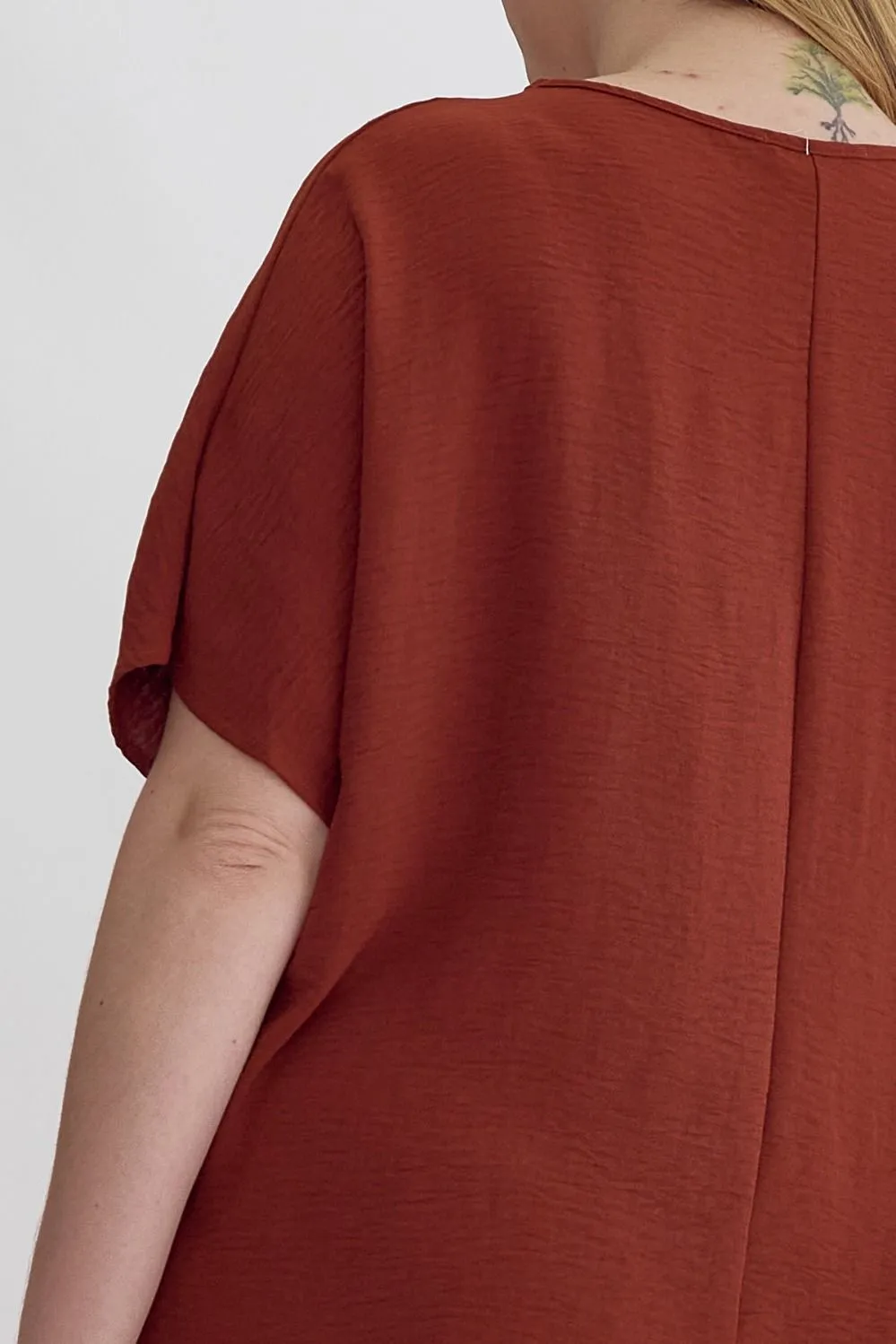 Zoey Solid V-Neck Top with Rounded Hem || Chocolate